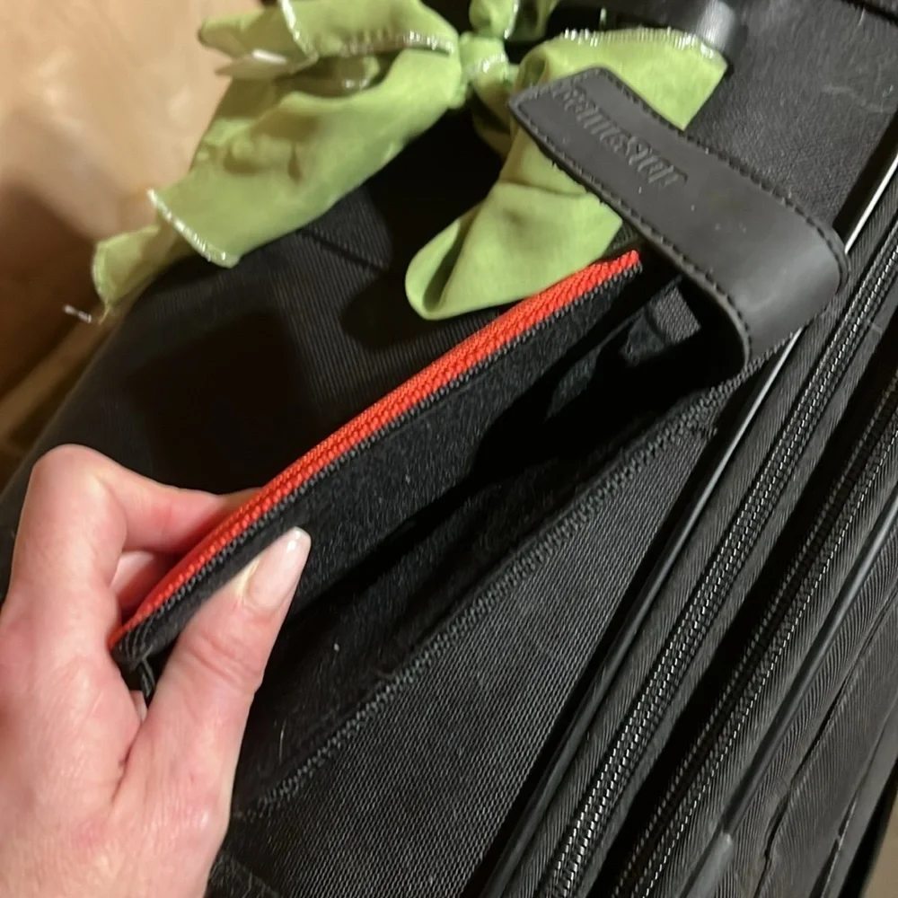 Game stop game holder
